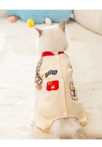 Detailansicht einer süßen Katze im warmen vierbeinigen Haustier-Hoodie mit Bärendesign.