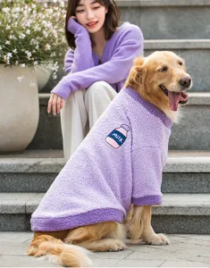 Detailaufnahme eines Golden Retrievers mit kuscheligem lila Fleece Hundepullover.