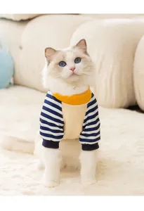Süßes gestreiftes Haustier Hund Katze Sweatshirt Detail, warme Fleecebekleidung für Tiere.