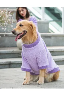 Gemütlicher Fleece-Hundepullover für große Hunde, warme lila Haustierkleidung im Winter.