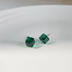 Gruene kubische Kristall Glas Ohrstecker minimalistisch geometrisch silberne Ohrringe Schmuck.