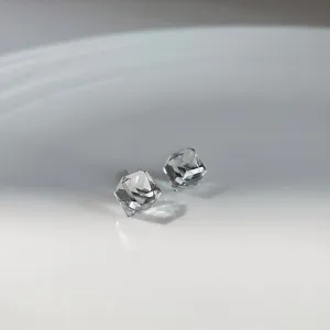 Elegante quadratische Kristallglas-Ohrstecker mit silberner Nadel für Damen Schmuck.
