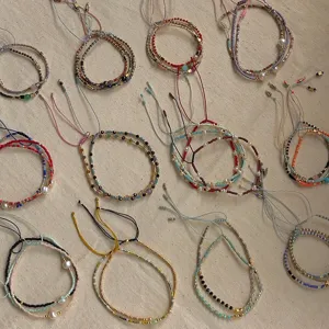 Zarte japanische Rocailles Perlen Naturstein Armbänder Set, minimalistischer handgemachter Damenschmuck.
