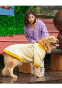 Detailansicht eines grossen Hundefleece-Pullovers in Creme und Gelb am Golden Retriever dog.