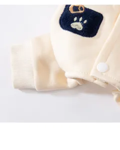 Nahaufnahme der warmen Haustier-Hundesweatshirt-Manschette und niedlichen Pfoten-Aufnäher.