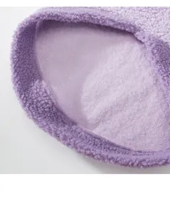 Nahaufnahme Detail von lila Haustier Fleece Hoodie Innenfutter weich warme Hundekleidung