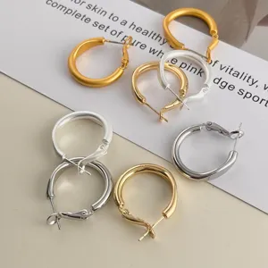 Detailansicht minimalistischer Metall-Creolen in glänzenden und matten Ausführungen.