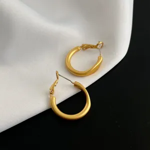 Minimalistische matte Gold-Creolen, schicke Metall-Ohrringe für Damen, eleganter Schmuck.