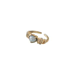 Nahaufnahme Detailansicht des exquisiten vintage goldenen Herz Zirkon offenen Rings.