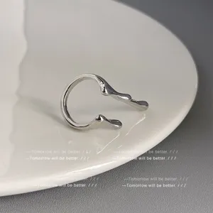 Minimalistischer silberner unregelmässiger flüssiger Schmelzring, moderner modischer Ring.