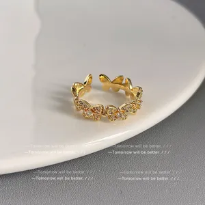 Nahaufnahme des eleganten goldenen Schmetterlingsrings mit funkelnden Zirkoniasteinen.