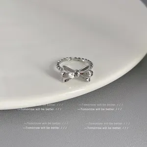 Silberner Schleifenring Detailansicht mit elegantem, verstellbarem Offen-Design und Glanz.