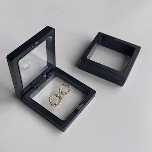 Zwarte PE-folie sieradendoos met parel oorbellen, transparante opbergvitrine voor accessoires.