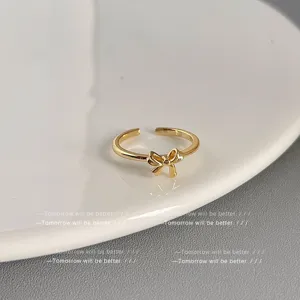Eleganter goldener Schleifen-Offenring für Damen, minimalistischer verstellbarer Ring.