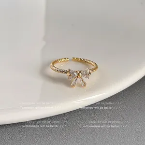 Vergoldeter offener Ring mit funkelndem Zirkonia Schleifen-Design, elegantes Schmuckstück.