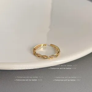 Detailansicht des koreanischen gedrehten Zirkon-Offenen Rings in elegantem Gold.