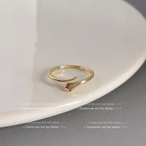 Goldener Schlangen-Offenring mit roten Zirkonaugen, verstellbarer Modeschmuck für Damen.