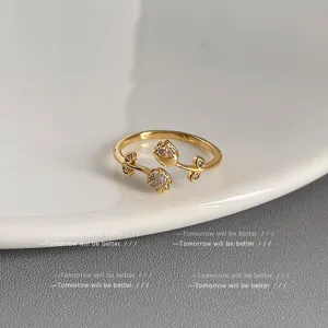 Nahaufnahme des filigranen goldenen Blumen-Offenrings mit funkelnden Zirkoniasteinen.
