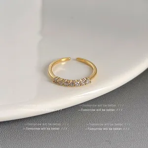 Minimalistischer, offener, verstellbarer Goldring mit funkelnden Zirkonia-Kristallen für Damen.