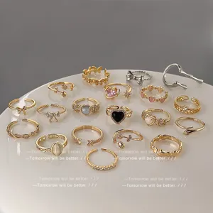 Detailansicht minimalistischer Zirkon offener Ringe, schicker koreanischer verstellbarer Fingerschmuck