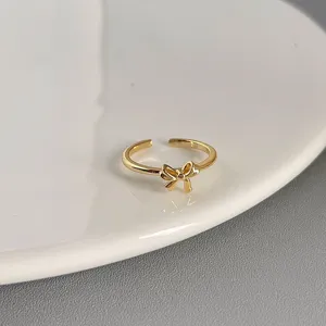 Nahaufnahme Detail eines minimalistischen goldenen Schleifenrings, eleganter Damenschmuck.