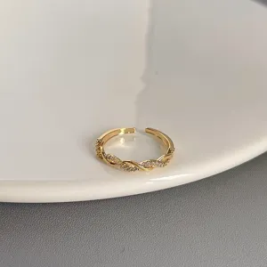 Exquisites Detail des verstellbaren Zirkon Drehohrings in Goldoptik, eleganter Schmuck.
