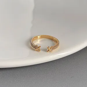 Vergoldeter offener Ring mit stilvollen X-Enden und strukturierter Band für Damen Mode