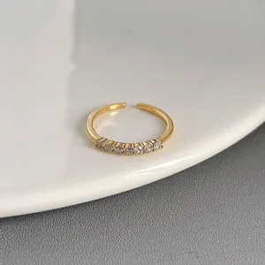 Vergoldeter offener Ring mit einer Reihe funkelnder Zirkoniasteine für Damen und Mädchen.