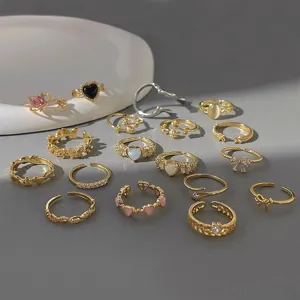 Detailansicht der minimalistischen Zirkonia verstellbaren Ringe im koreanischen Stil.