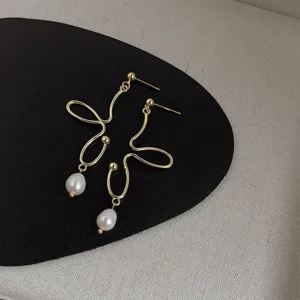 Französische elegante unregelmäßige Metall Süßwasserperle Ohrringe, handgefertigter Retro Silberstift.