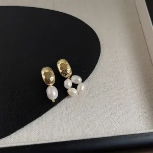 Französische asymmetrische Süßwasserperlen-Ohrringe mit gehämmerten Goldnoppen chic.