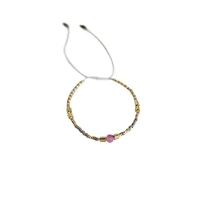Zartes Rocailles Perlenarmband mit rosafarbenem Naturstein und verstellbarer Kordel