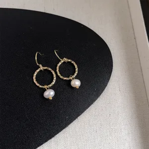 Detailansicht französischer Vintage-Süßwasserperlen-Ohrringe mit goldenen Struktureifen.