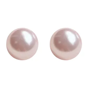 Nahaufnahme der eleganten rosa Glasperlen-Ohrstecker mit silberbeschichtetem Stecker.