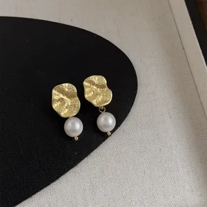 Nahaufnahme Detail der französischen Retro unregelmäßigen Metall Süßwasserperle Ohrringe.