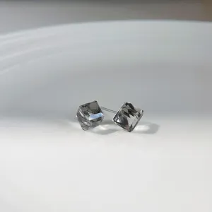 Quadratische Glas Kristall Ohrstecker Nahaufnahme, minimalistischer Silbernadel Ohrschmuck.