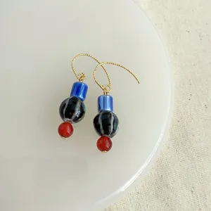 Handgemachte blaue und schwarze Perlen Ohrringe, ethnischer Stil Haken Detailansicht.