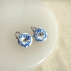Handgefertigte blau-weiße Porzellan Donut Creolen, eleganter chinesischer Keramik Schmuck.