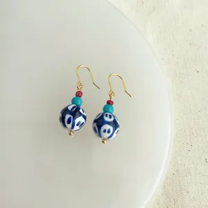 Handgefertigte blau-weiße Porzellan-Perlen Ohrringe, chinesische Ästhetik Retro Schmuck Damen.