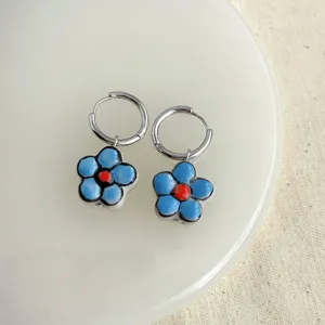 Handgefertigte blaue Blumen Creolen Detail Nahaufnahme, elegante Keramik Stil Silber Schmuck.