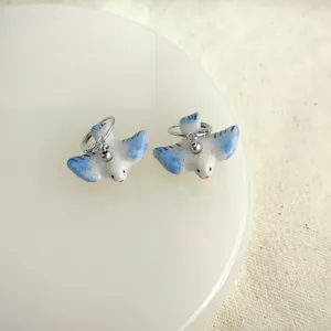 Handgefertigte Keramik Vogel Creolen Ohrringe, chinesischer Porzellan Stil Detailansicht.