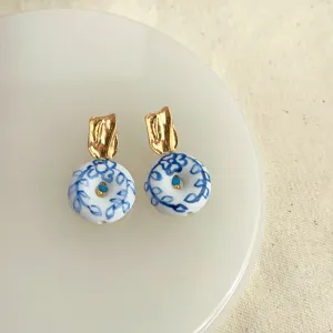 Handgemachte blau-weiße Porzellan Ohrringe mit goldenem strukturierten Top im chinesischen Stil.