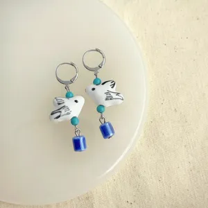 Handgemachte Porzellan Vogel Ohrringe mit blauen Perlen, neuer chinesischer Stil Detailansicht.