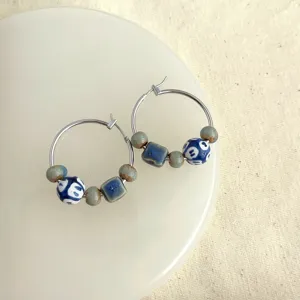 Handgefertigte Blau-Weiß-Keramikperlen-Creolen, einzigartiger neu-chinesischer Stil Schmuck Detailaufnahme.
