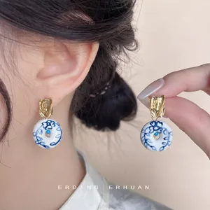 Handgefertigte blau-weiße Porzellan Ohrringe, elegante chinesische Vintage Ohrstecker für Damen.