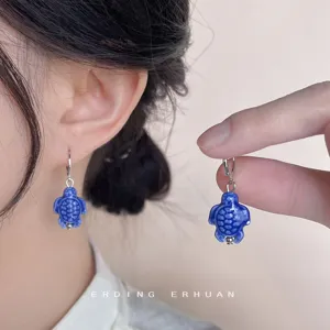 Handgefertigte blaue Keramik Schildkröten Ohrringe im chinesischen Porzellan Stil für Damen