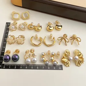 Vergoldete Clip-Ohrringe mit Perlen und Strass, schmerzfreies Design für Ohren ohne Ohrlöcher.