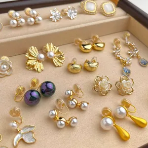 Modisches Set aus schmerzfreien Clip-Ohrringen mit Perlen und goldenen Blumenmustern.