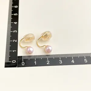 Rosa Perlen Ohrclip mit vergoldeter Spirale für Ohrlöcher Detailgröße Ansicht