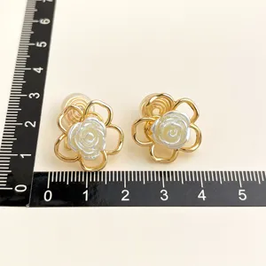 Vergoldete Blumen Clip-Ohrringe mit weißem Rosenzentrum für schmerzfreies Tragen im Alltag.